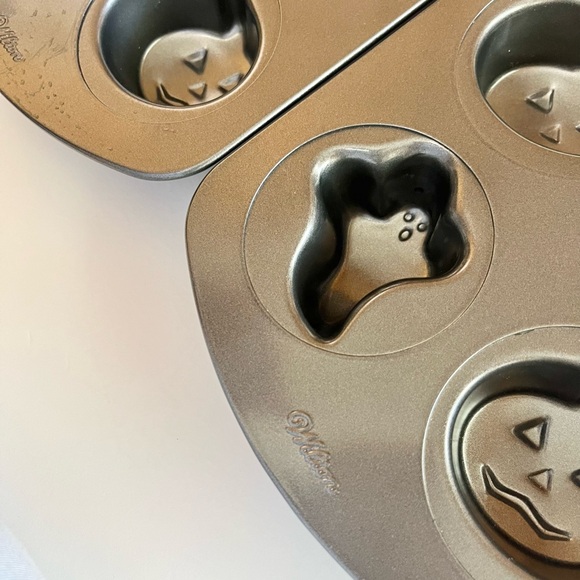 Wilton Halloween cupcake baking pan (set of 2) - Picture 2 of 8